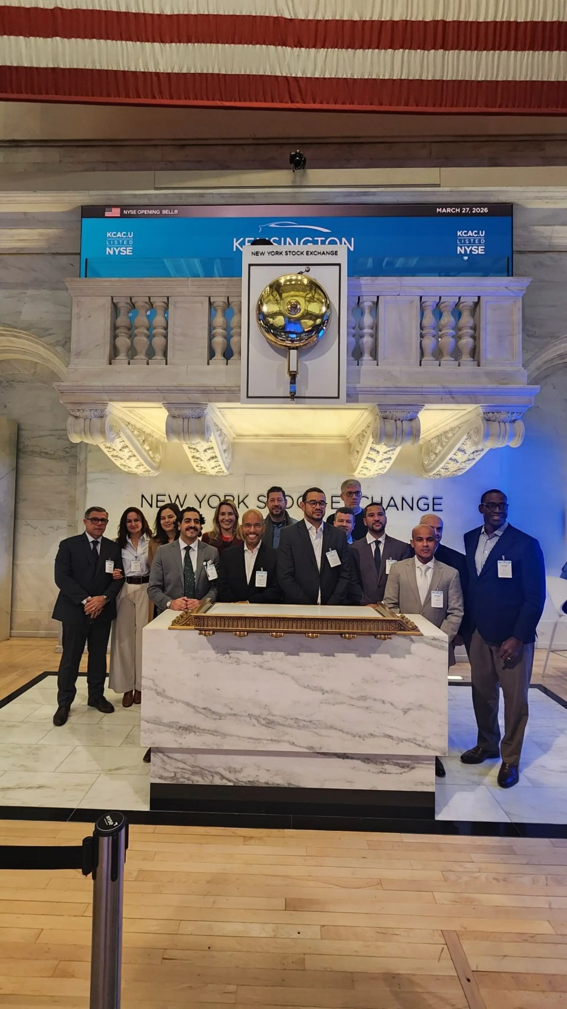 Turma da Mont Academy no sino de abertura da NYSE