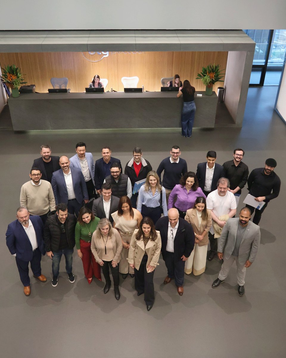 Turma 1 do Treinamento PWA reunida no lobby do BTG Pactual