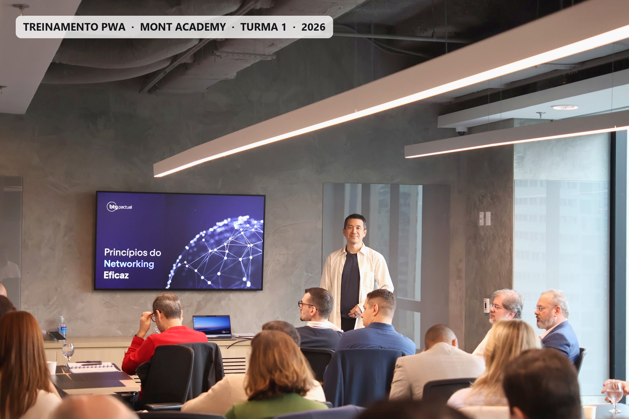 Professor apresentando para a turma