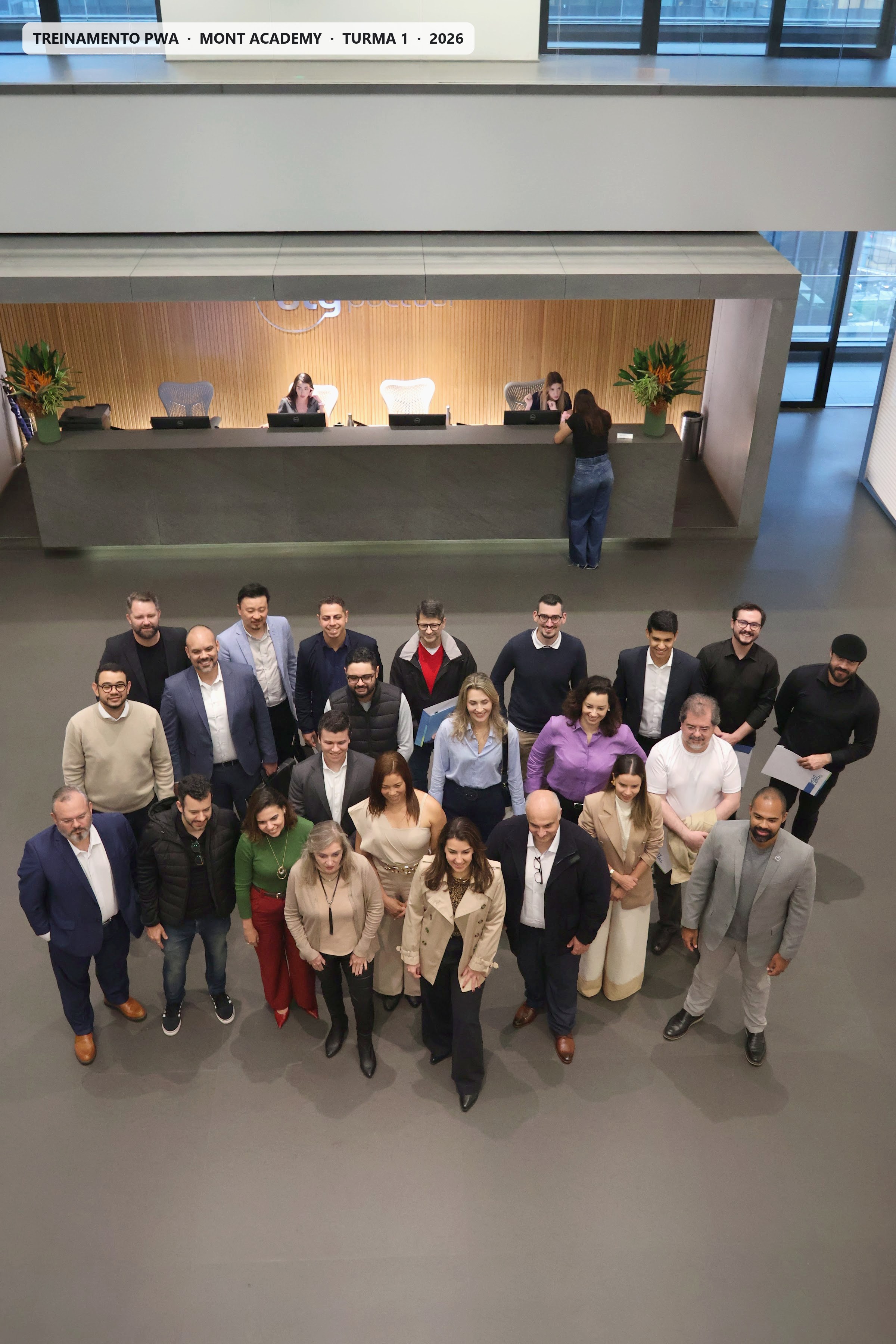 Turma 1 reunida no lobby do BTG Pactual
